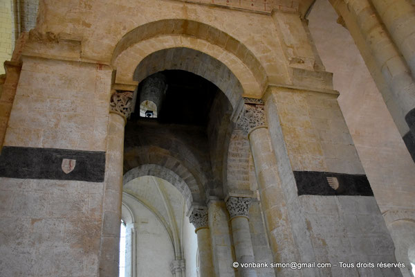 [NU922-2022-2923] 16 - Blanzac - Saint-Arthémy - Collégiale : Face Sud du clocher - Arc à double rouleau porté par de puissants piliers carrés renforcés par des colonnes engagées - en arrière-plan, voûte gothique du croisillon Nord