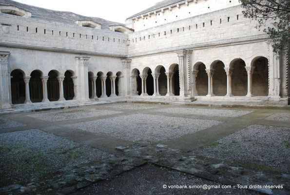 [NU001i-2018-0078] 13 - Arles - Saint-Trophime - Cloître : Depuis la galerie Sud, vue sur l'angle extérieur des galeries romanes Nord et Est