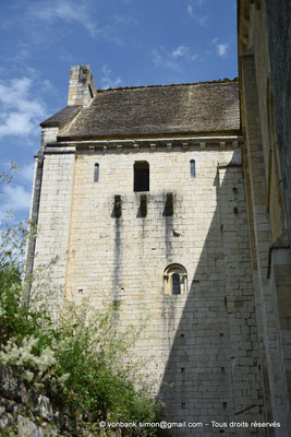 [NU922-2022-3483] 24 - Saint-Amand de Coly : Transept Nord, façade Ouest - Ouverture au-dessus de trois corbeaux de pierre supportant initialement un hourd