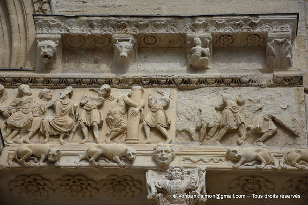 13 - Saint-Gilles - Abbatiale : La comparution devant Pilate, La flagellation, Le portement de croix (Frise supérieure de la façade (fin XII°)