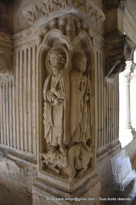 [NU926-2023-6212] 13 - Montmajour - Abbaye Saint-Pierre - Cloître : St-Pierre, Abbé Guillaume de Bonnieux (Pilier d'angle galeries Nord et Est)