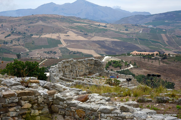 [NU906-2019-1333] Ségeste - Château médiéval : Vue sur l'extrémité occidentale de la partie supérieure de la cavea du théâtre