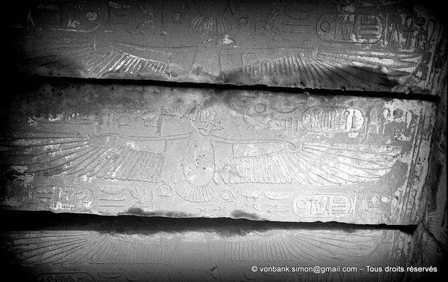 [NB077-1973-70] Karnak - Temple de Ramsès III : Soffite de la porte du premier pylône
