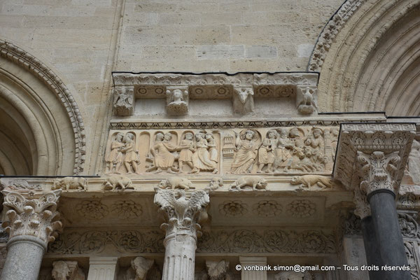 [NU926-2023-5912] 30 - Saint-Gilles - Abbatiale : Judas recevant le prix de sa trahison, Jésus chassant les marchands du temple (Frise supérieure de la façade, à droite du Portail Nord)
