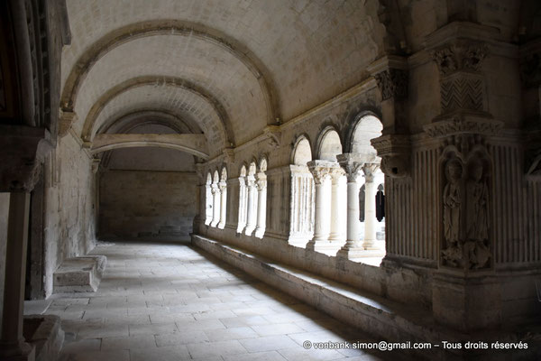 [NU926-2023-6210] 13 - Montmajour - Abbaye Saint-Pierre - Cloître : Galerie Est - Au fond, alimentant le logis de l'Abbé, une arc-aqueduc traverse la galerie
