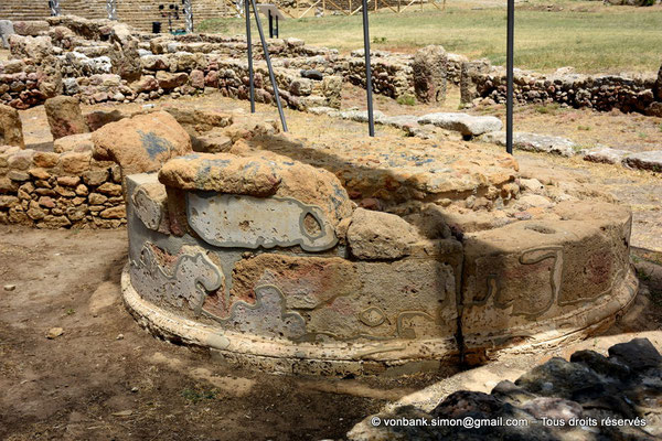[NU927-2023-6633] Morgantina - Sanctuaire principal dédié à Déméter et Korê : Autel hors-sol de Déméter de forme cylindrique et recouvert de stuc