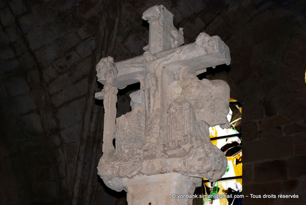 [NU002f-2016-0401] 11 - Fontfroide : Chapelle des Morts - Calvaire (Christ) - Vitraux réalisés en 2009 par Kim En Joong