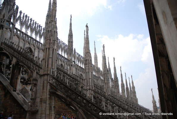 [NU908-2015-0789] Milan - Duomo : Arcs-boutants et statues de marbre blanc