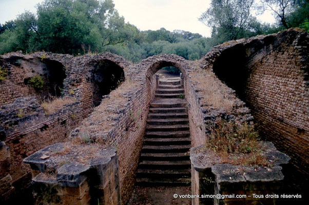 [040-1978-05] Tipasa de Maurétanie : Arrière du Théâtre - Chambres voûtées supportant les gradins aujourd'hui disparus - Escalier d'accès aux gradins