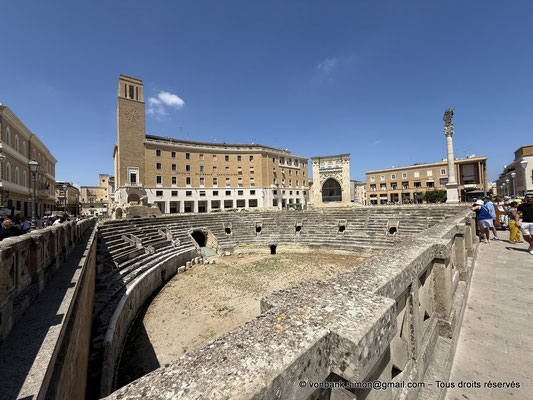 [NU929-2025-0655] Lecce - Amphithéâtre (vue partielle) - en arrière-plan, le Palazzo del Sedile et la colonne Sant'Oronzo