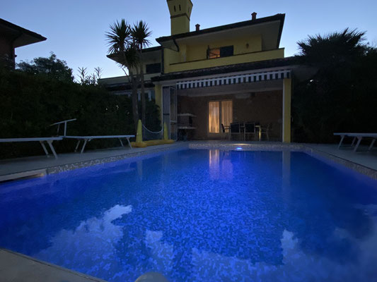 Abendstimmung am Pool - Albarella Ferienhaus