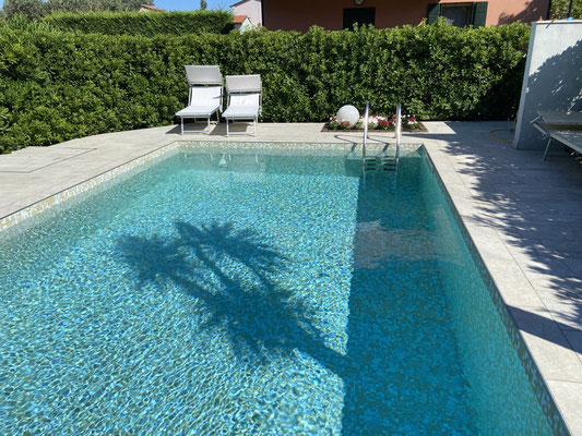 Blick von Veranda auf Pool - Ferienhaus Albarella mit Pool