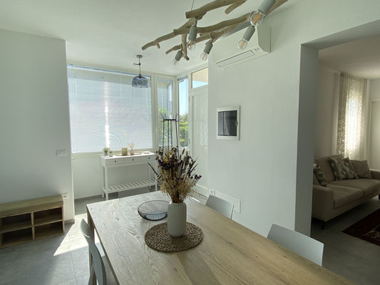 Ein Esszimmer mit einem Tisch und Stühlen im Ferienhaus Albarella