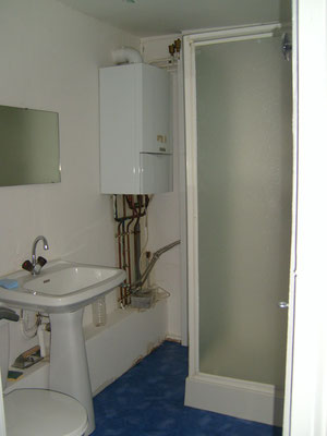 la salle d'eau - Comprenant WC - Lavabo - Douche et Chaudière