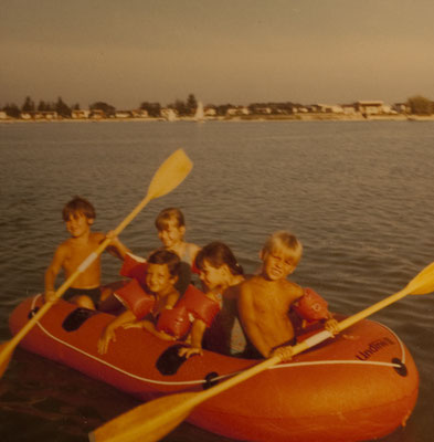 Am Dürrsee in unserem Schlauchboot mit meinem Bruder Wolfgang und Cousinen um 1969/70