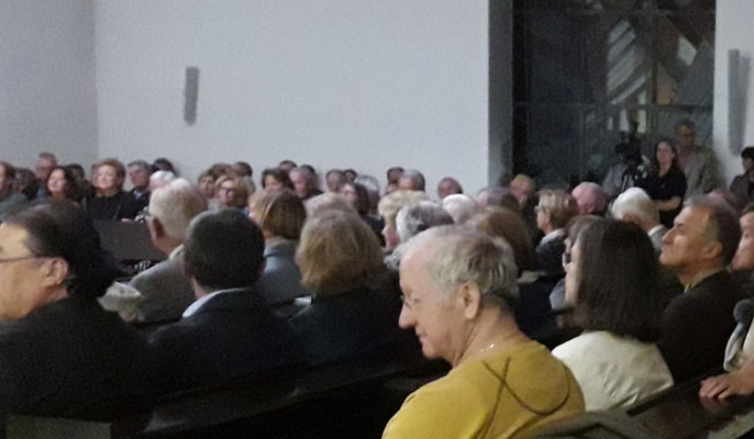 Blick zu einer Gruppe von Gästen ( etwa 150 insgesamt) bei der Eröffnungsrede