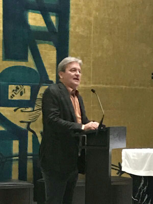 Raphael Bergmann bei den Begrüßungsworten in der Kapelle des Hauses