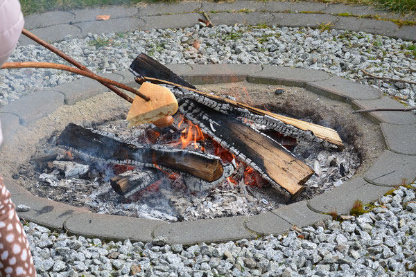 Hier ist das Lagerfeuer zu sehen: Holz spendet uns Menschen Wärme und Licht. 