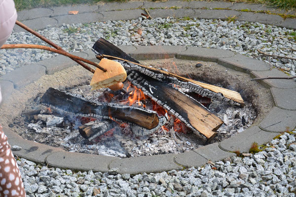 Hier ist das Lagerfeuer zu sehen: Holz spendet uns Menschen Wärme und Licht. 