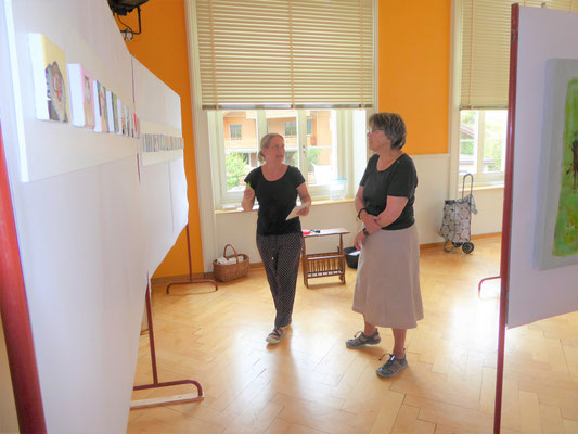 Beim Aufhängen der Bilder, Andrea, Ursi