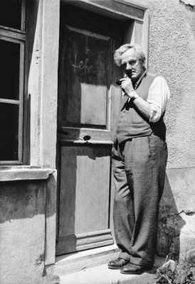 Fehr, vor dem Atelier in Sool