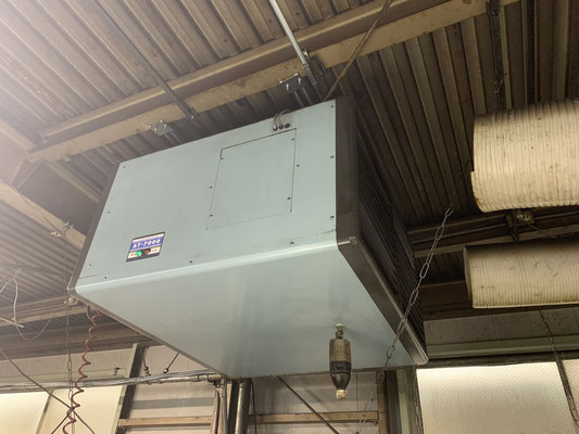 空気清浄機二台あります。電気で空気中の汚れを分解する優れものです。