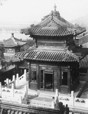 34. — Palais d'Été. La pagode de bronze où tout y est construit en bronze, y compris la toiture. Merveille de l'art chinois datant de l'empereur Kien-loung.