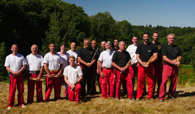 Gruppenbild vom Trainingslager mit Großmeister Datu Dieter Knüttel 10. Dan Modern Arnis / Frankreich im August 2016