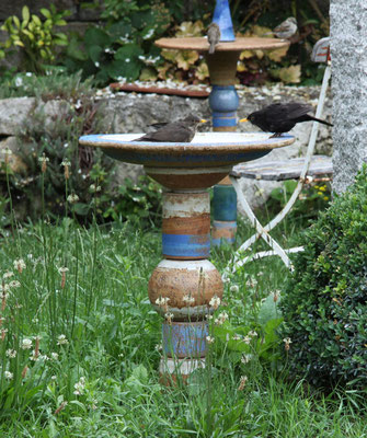 Keramikvogeltränke, Dekor Santorin ø ca. 50 cm, h ca. 75 cm mit 2 Amseln beim Baden