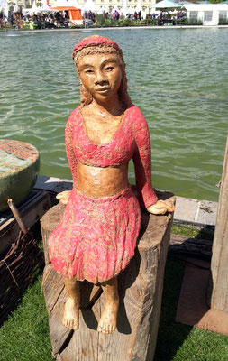 Keramik Figur, handgemacht, Mädchen mit rotem Haarband