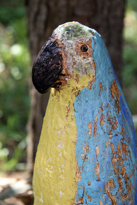 Keramik handmodelliert Papagei, gelb blau handbemalt