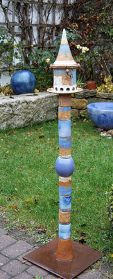 Keramik frostfest, Vogelfutthaus ø ca. 22 cm, H ca. 35 cm, auf Stele mit Stahlplatte, Dekor Santorin, Kompletthöhe ca. 145 cm, Preis auf Anfrage