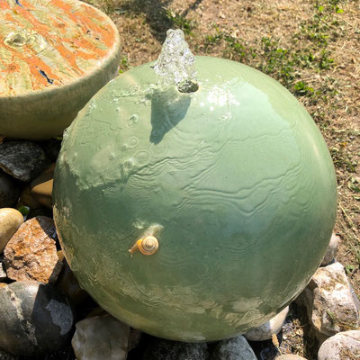 Keramik Brunnen, frostfeste Wasserkugel  ø 35 cm seladongrün glasiert