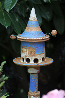 Keramik frostfest, Futterhausstele klein Santorin, mit 4 Keramikelementen, auf Metallstab ø 12 mm  In verschiedenen Farbkombinationen lieferbar.  Preis 115 €