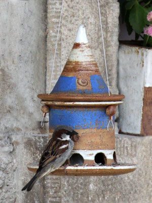 Futterhaus klein Dekor Santorin zum Hängen mit Spatz
