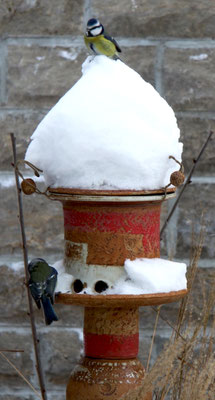 Keramik frostfest, Vogelfutthaus ø ca. 22 cm, H ca. 35 cm, auf Stele Dekor Granatapfel