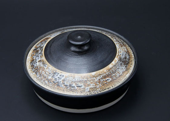 Keramik, Butterdose  ø ca. 17,5 cm h. 4.5 cm, Dekor Schiefer