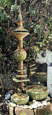 Brunnensäule Nepal mit Abtropfplatten, Quellstein ø 50 cm und 35 cm Dekor Neuseeland h ca. 175 cm