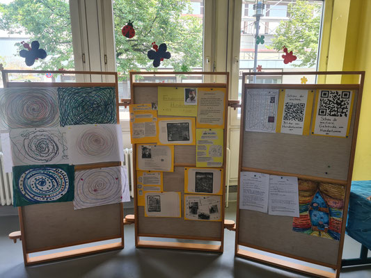 Kunstwerke im Stile Hundertwassers, die aus Müll hergestellt wurden.