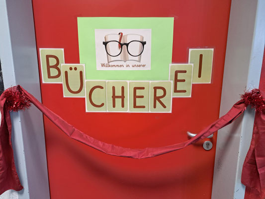 Die Eingangstür der neuen Schülerbücherei.