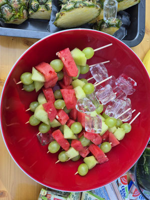 Obstspieße in einer Schüssel
