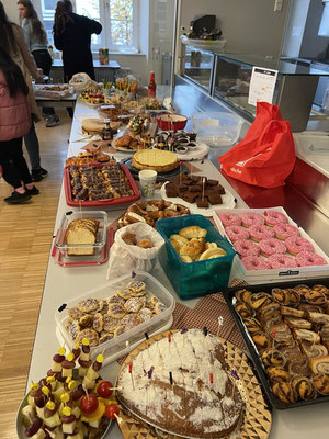 Ein Buffet ist aufgebaut.