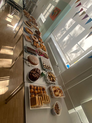 Eine lange Tafel mit einem vielfältigen Buffet.