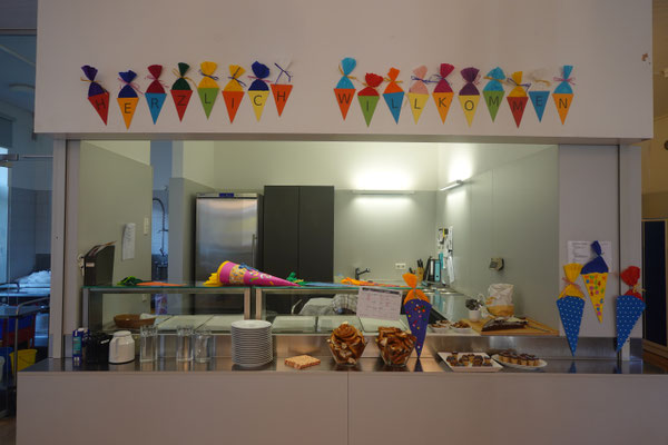Das Buffet in der Mensa ist mit bunten Schultüten geschmückt.