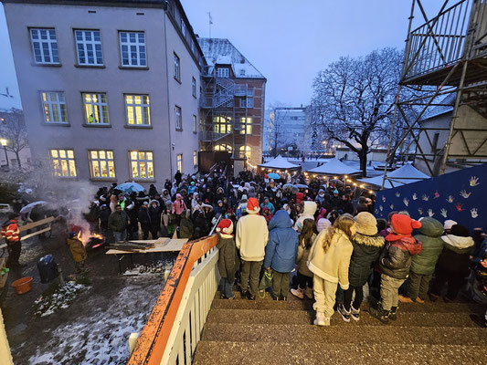 Zu Beginn versammelte sich die gesamte Schulgemeinschaft auf dem Schulhof.