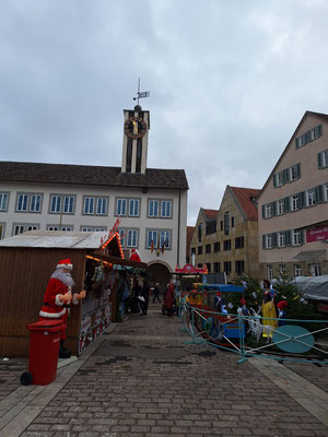 Ein Blick auf die Stände des Weihnachtsmarkts in Böblingen.