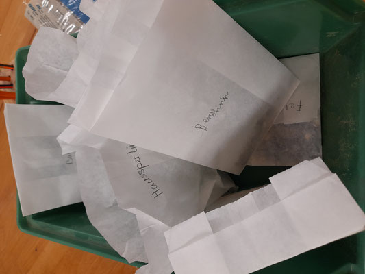 Fertig abgepacktes Vogelfutter in Papiertüten.