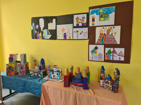 Kunstwerke im Stile Hundertwassers, die aus Müll hergestellt wurden.