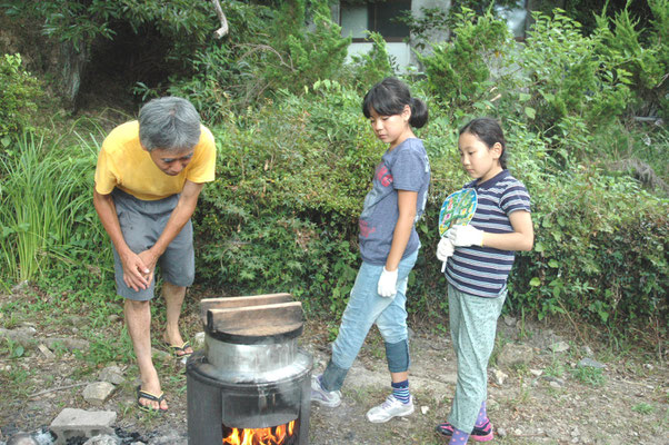 仲良し三人組でご飯炊きに挑戦したよ。