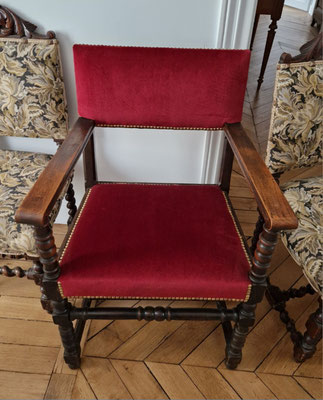 fauteuil retapisser en velours rouge